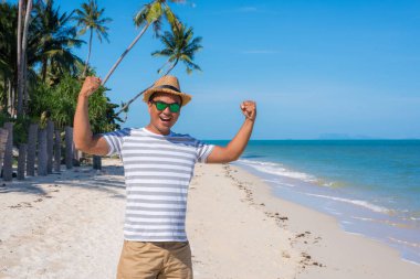 Tropikal sahilde mutlu genç adam