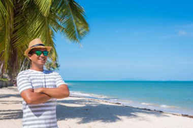 Tropikal sahilde mutlu genç adam