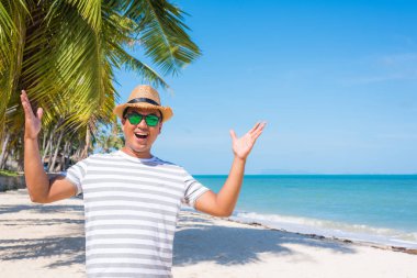 Tropikal sahilde mutlu genç adam