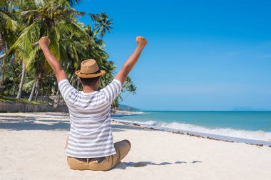Tropikal sahilde mutlu genç adam