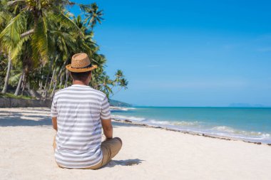 Tropikal sahilde mutlu genç adam