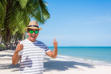 Tropikal sahilde mutlu genç adam