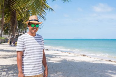 Tropikal sahilde mutlu genç adam