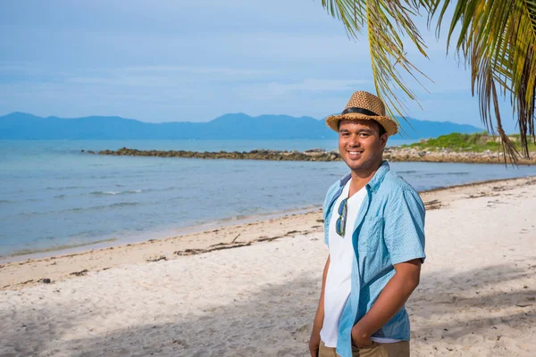 Joven Feliz Playa Tropical —  Fotos de Stock