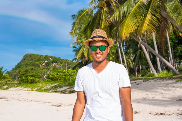 Joven Feliz Playa Tropical —  Fotos de Stock