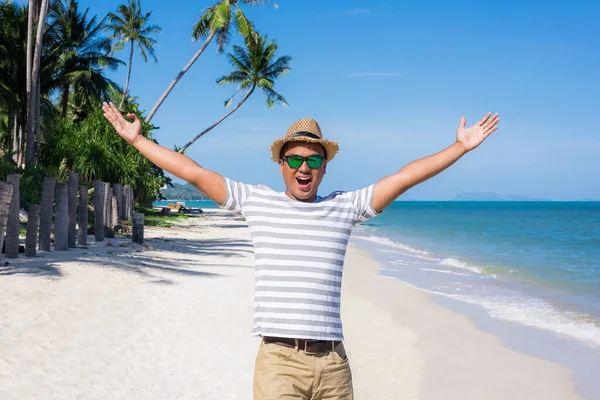 Joven Feliz Playa Tropical —  Fotos de Stock