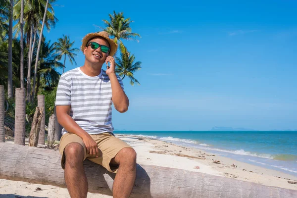 Joven Asiático Hombre Playa Usando Smartphone —  Fotos de Stock
