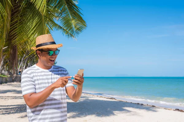 Молодий Азіатський Чоловік Пляжі Використовує Смартфон — стокове фото