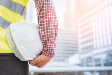 Binanın arka planında güvenlik kaskı var..