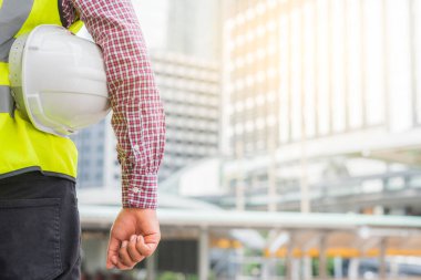 Binanın arka planında güvenlik kaskı var..