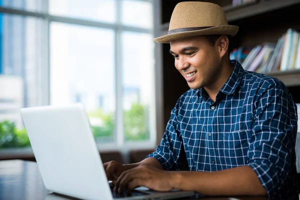 Ung Asiatisk Man Som Arbetar Bärbar Dator — Stockfoto
