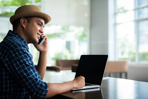 Ung Hipster Asiatisk Affärsman Som Använder Smartphone Och Bärbar Dator — Stockfoto