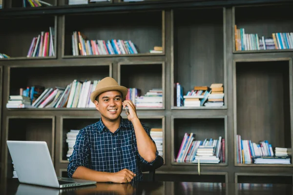 Ung Hipster Asiatisk Affärsman Som Använder Smartphone Och Bärbar Dator — Stockfoto