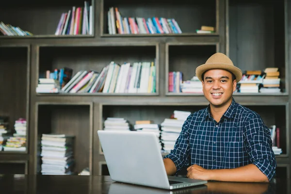 Ung Asiatisk Man Som Arbetar Bärbar Dator — Stockfoto