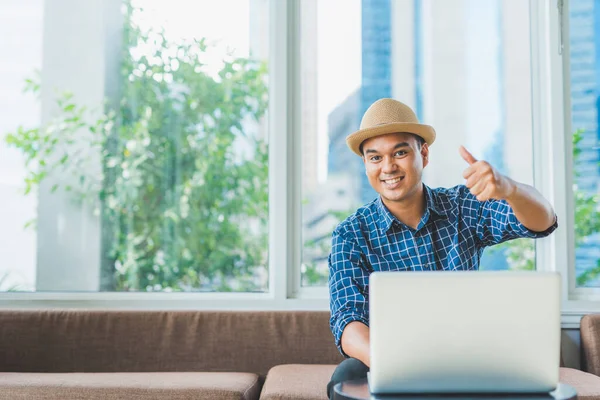 Ung Asiatisk Man Som Arbetar Bärbar Dator — Stockfoto