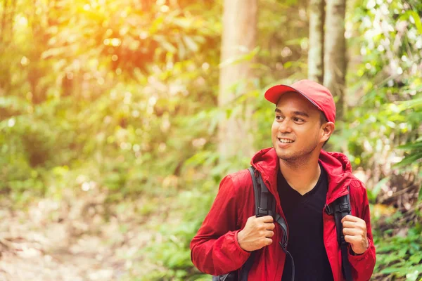 Νεαρός Ασιάτης Πεζοπόρος Πεζοπορία Στο Δάσος Και Βουνό Απολαύσετε Περπάτημα — Φωτογραφία Αρχείου