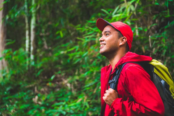 Jovem Asiático Homem Viagem Caminhadas Floresta Montanha Desfrutar Andar Natureza — Fotografia de Stock