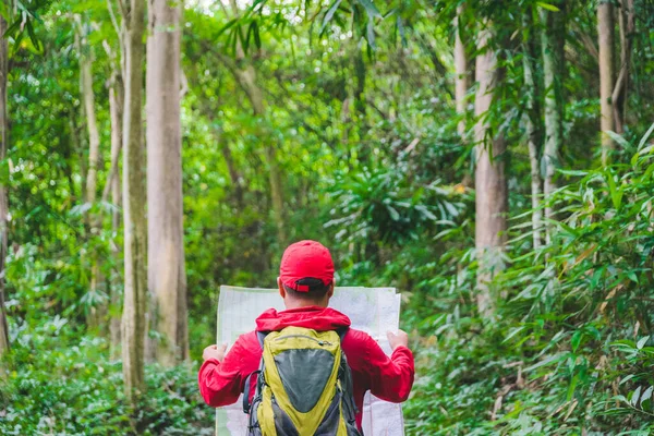 Asiático Viajante Homem Procurando Direção Certa Mapa Floresta Com Espaço — Fotografia de Stock