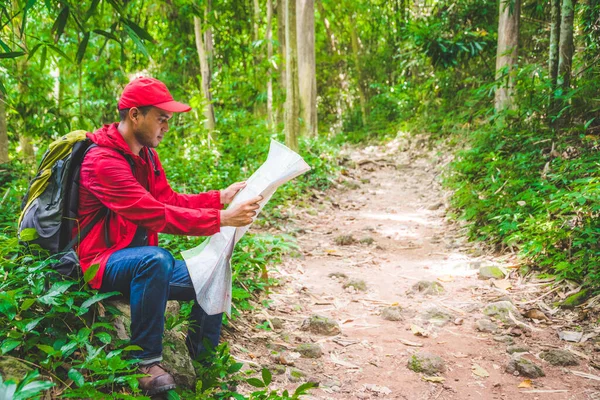 Asiático Viajante Homem Procurando Direção Certa Mapa Floresta Com Espaço — Fotografia de Stock