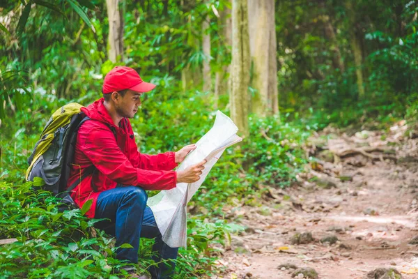 Asiático Viajante Homem Procurando Direção Certa Mapa Floresta Com Espaço — Fotografia de Stock