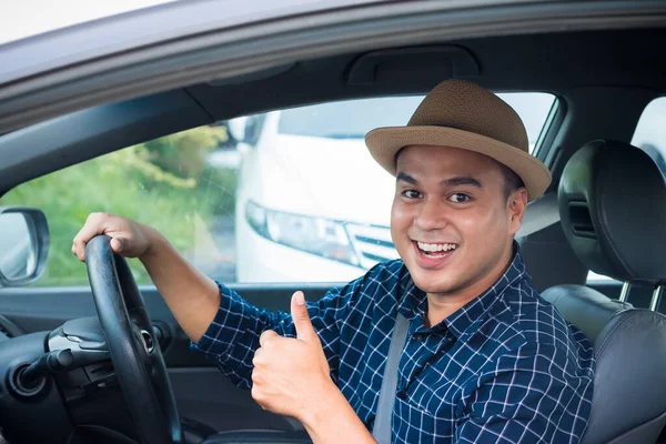 Joven Asiático Hombre Mostrando Pulgar Arriba Mientras Conducción Coche — Foto de Stock