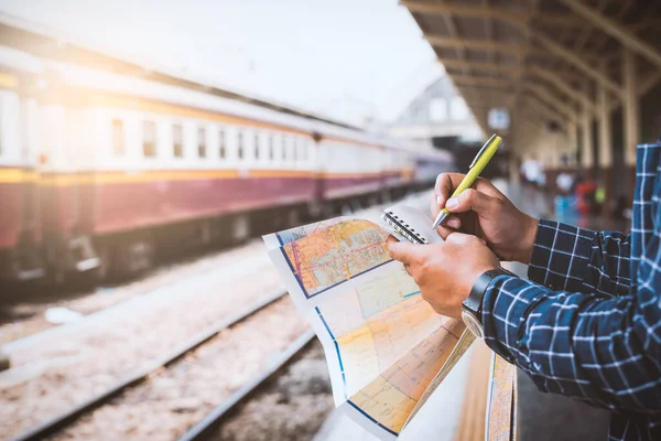 Młody Człowiek Czyta Mapę Planowania Podróży Bangkok Stacji Kolejowej — Zdjęcie stockowe