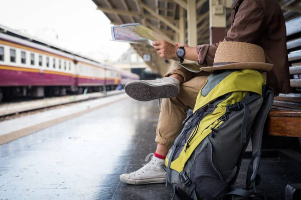 Młody Człowiek Czyta Mapę Planowania Podróży Bangkok Stacji Kolejowej — Zdjęcie stockowe
