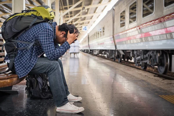 Asiático Deprimido Viajante Erros Trem Estação Trem — Fotografia de Stock