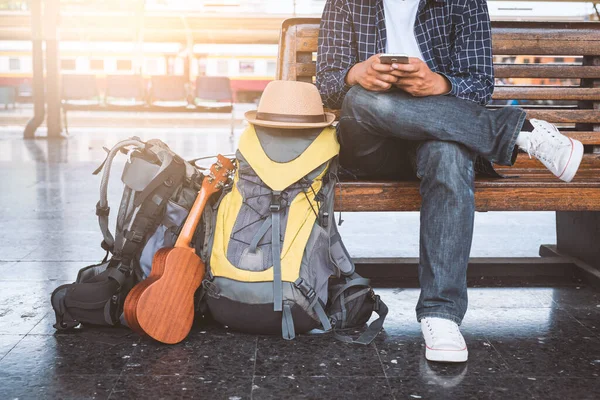 Młody Podróżnik Człowiek Gospodarstwa Smartfon Podczas Oczekiwania Pociąg — Zdjęcie stockowe