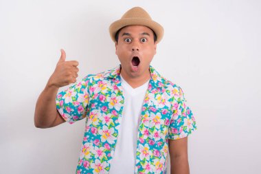 Tayland 'daki Songkran festivali için yaz tişörtü giyen mutlu Asyalı genç adam..