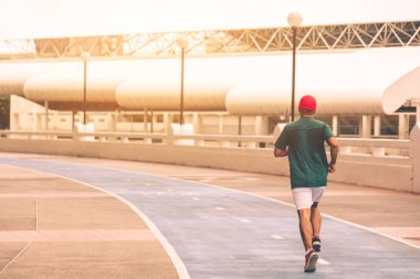 Genç Asyalı adam konsepti yönetiyor.