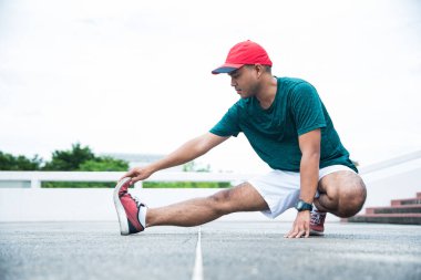 Genç Asyalı adam fotokopi çekmeden önce bacaklarını açıyor..