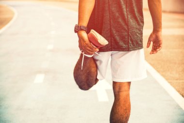 Genç Asyalı adam fotokopi çekmeden önce bacaklarını açıyor..