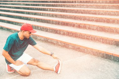 Genç Asyalı adam fotokopi çekmeden önce bacaklarını açıyor..