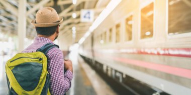 Tren istasyonunda genç bir gezgin. Seyahat kavramı.