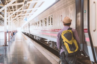Tren istasyonunda genç bir gezgin. Seyahat kavramı.