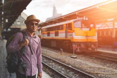 Tren istasyonunda genç bir gezgin. Seyahat kavramı.