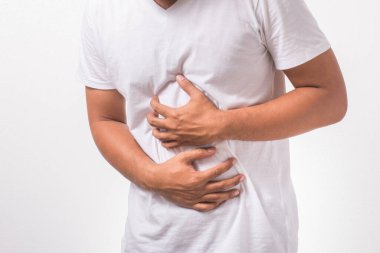 Genç adamın karnı ağrıyor.