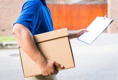 Mavi üniformalı ve karton kutulu adamı teslim et.