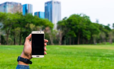 Genç adam akıllı telefon kullanıyor.