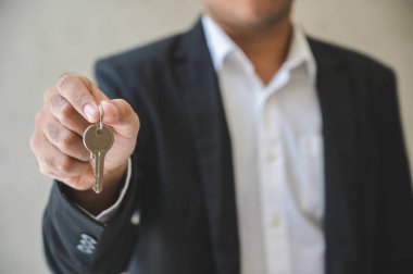 Dükkanı kapat ve evin anahtarını tut..