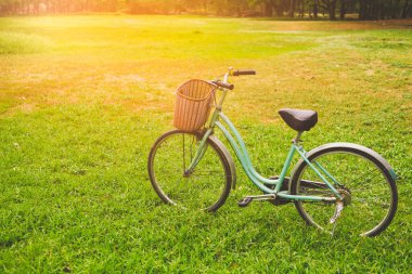 Parkta güzel bir klasik bisiklet
