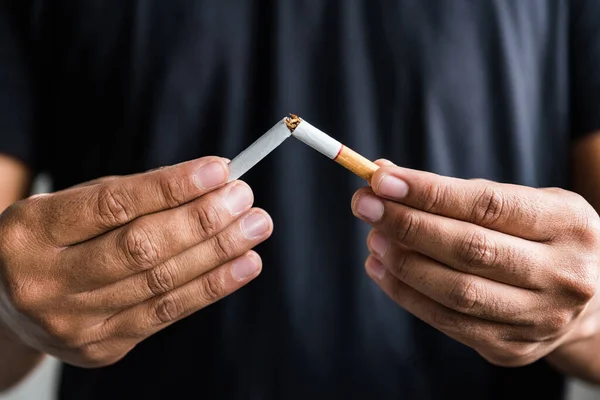 Wygrywając Uzależnionymi Problemami Nikotyną Rzucasz Palenie Rezygnacja Koncepcji Uzależnienia — Zdjęcie stockowe