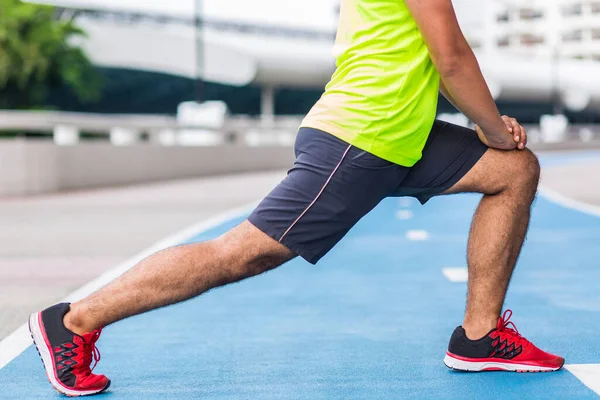 Mladý Fitness Muž Běžec Protahování Před Spuštěním — Stock fotografie