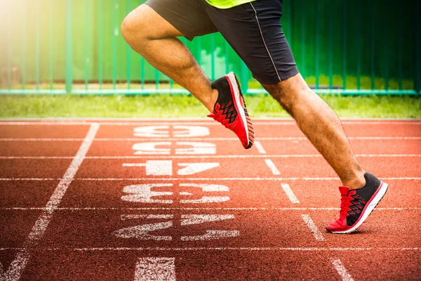 Sporcu bitiş çizgisini geçiyor. Yarışma konsepti