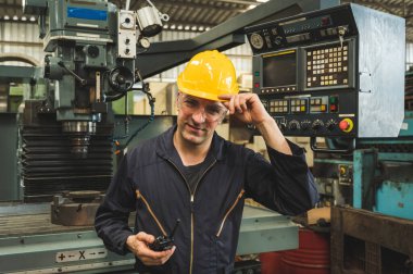 Endüstriyel işçiler büyük sanayi tesislerinde pek çok cihazlı projeler üzerinde çalışıyorlar..