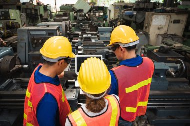 Endüstriyel işçiler, büyük bir endüstriyel fabrikada çeşitli projeler üzerinde çalışıyor..