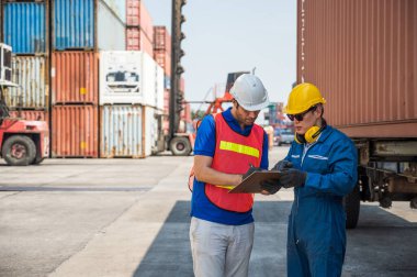 Foreman ve rıhtım çalışanları kargo limanında pano tutuyor. Ticari Lojistik İthalat İhracat Nakliye Konsepti.
