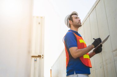 Foreman konteyner kargo limanında çalışıyor. Ticari Lojistik İthalat İhracat Nakliye Konsepti.