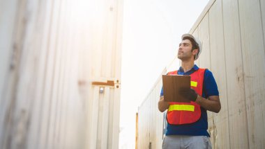 Foreman konteyner kargo limanında çalışıyor. Ticari Lojistik İthalat İhracat Nakliye Konsepti.
